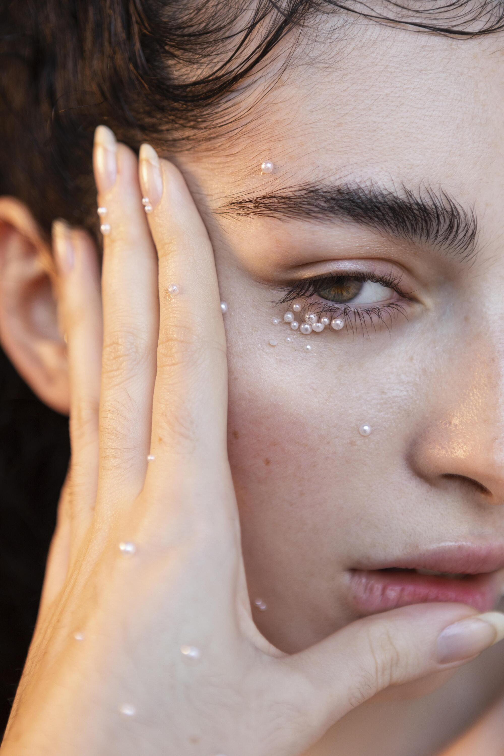 beautiful-woman-with-pearls-make-up (4)