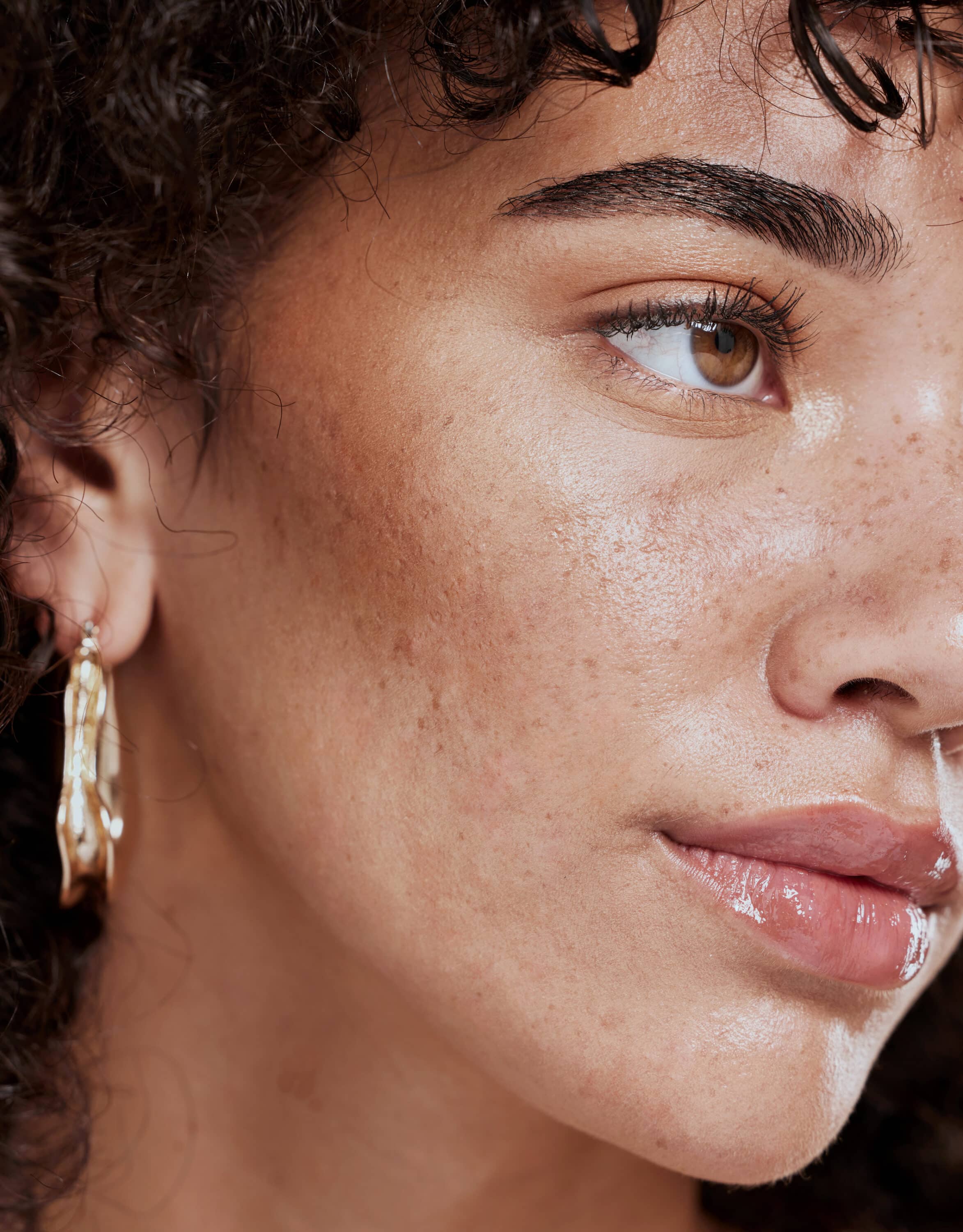 closeup-woman-skincare-wellness-natural-beauty-confident-makeup-brand-fresh-makeup-female-healthy-girl-happy-with-freckles-smooth-face-organic-facial-cosmetics